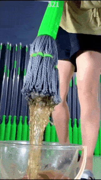 Self-twisting Water Rotating Mop